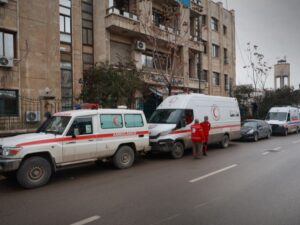 مديرية صحة إدلب تجهّز سيارات إسعاف لإرسالها إلى المناطق المتضرّرة من السيول