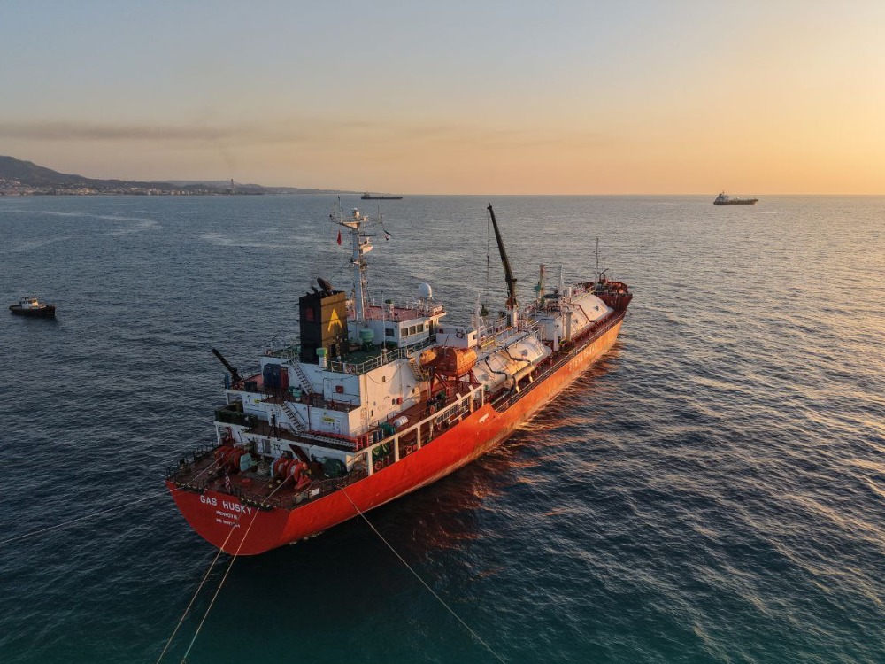 السورية للبترول تتسلم شحنة غاز في مصب بانياس