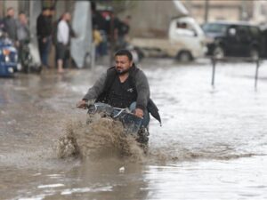 الدفاع المدني يحذر من أمطار غزيرة ورياح عاصفة تضرب البلاد