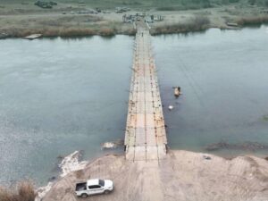 محافظ دير الزور يفتتح الجسر العائم في بلدة المريعية عقب تجهيزه