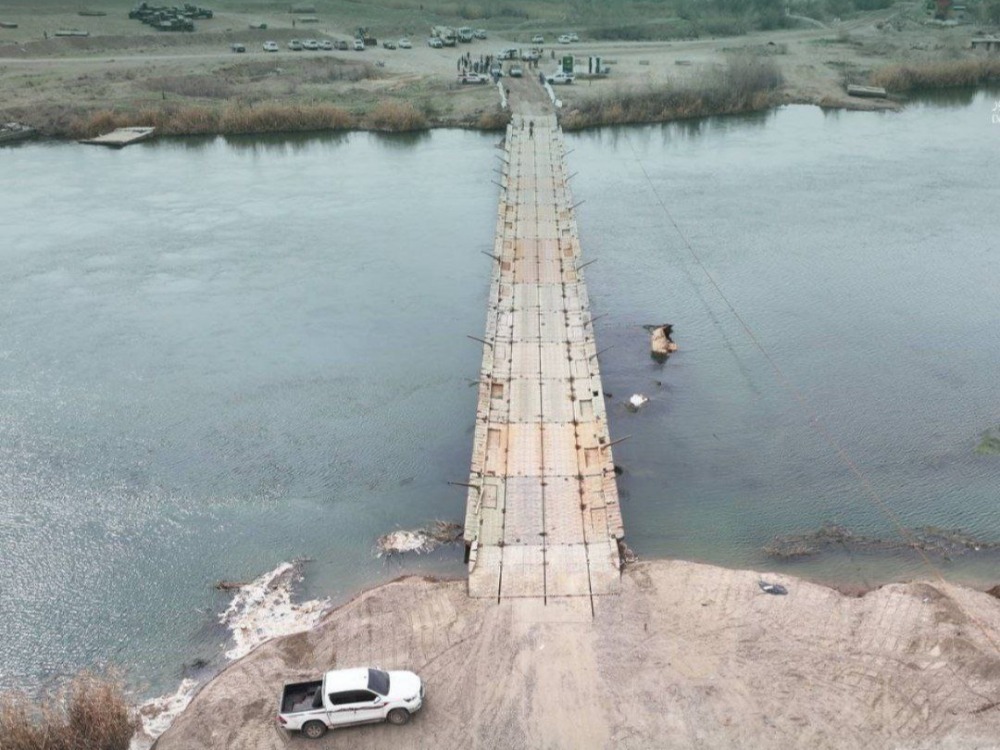 محافظ دير الزور يفتتح الجسر العائم في بلدة المريعية عقب تجهيزه