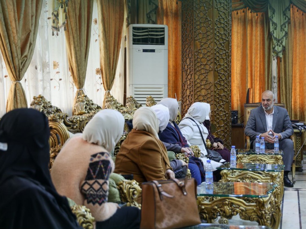 لمناقشة أوضاع أبنائهم.. محافظ دير الزور يلتقي بأهالي المعتقلين لدى قسد