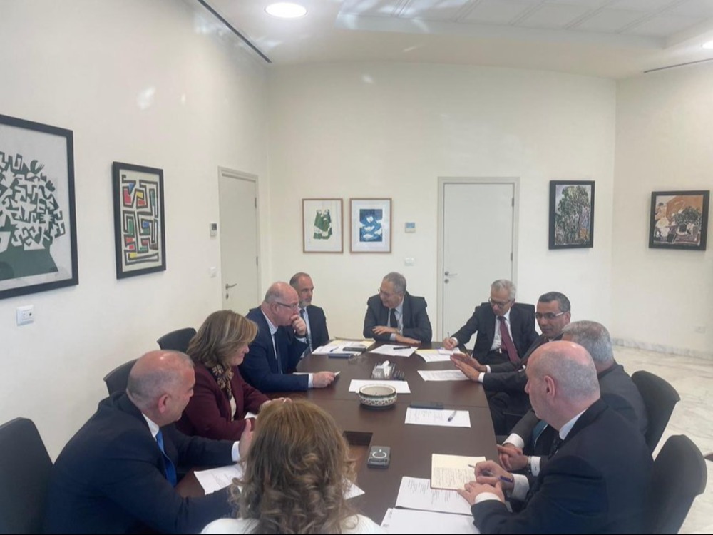 اجتماع وزاري لبناني لبحث آثار القرار السوري على انتقال الشاحنات