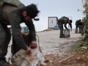 فرق الهندسة تفكك ألغاماً في منطقة عين العرب بريف حلب