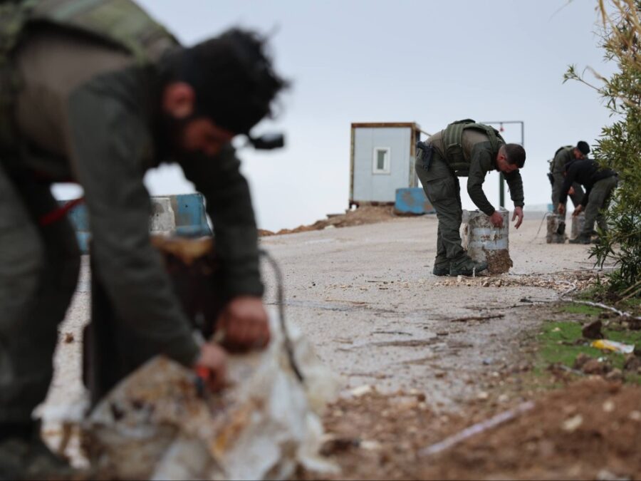 فرق الهندسة تفكك ألغاماً في منطقة عين العرب بريف حلب