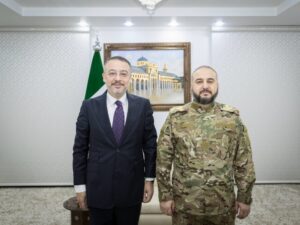 وزير الدفاع يبحث مع السفير التركي العلاقات الثنائية بين البلدين 