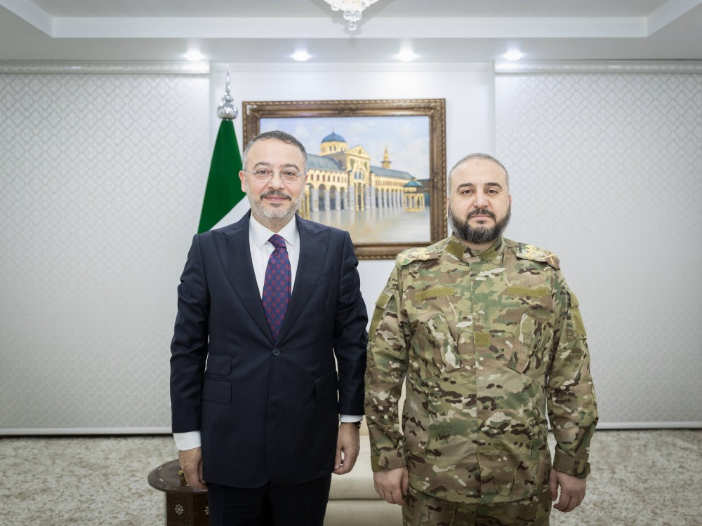 وزير الدفاع يبحث مع السفير التركي العلاقات الثنائية بين البلدين 