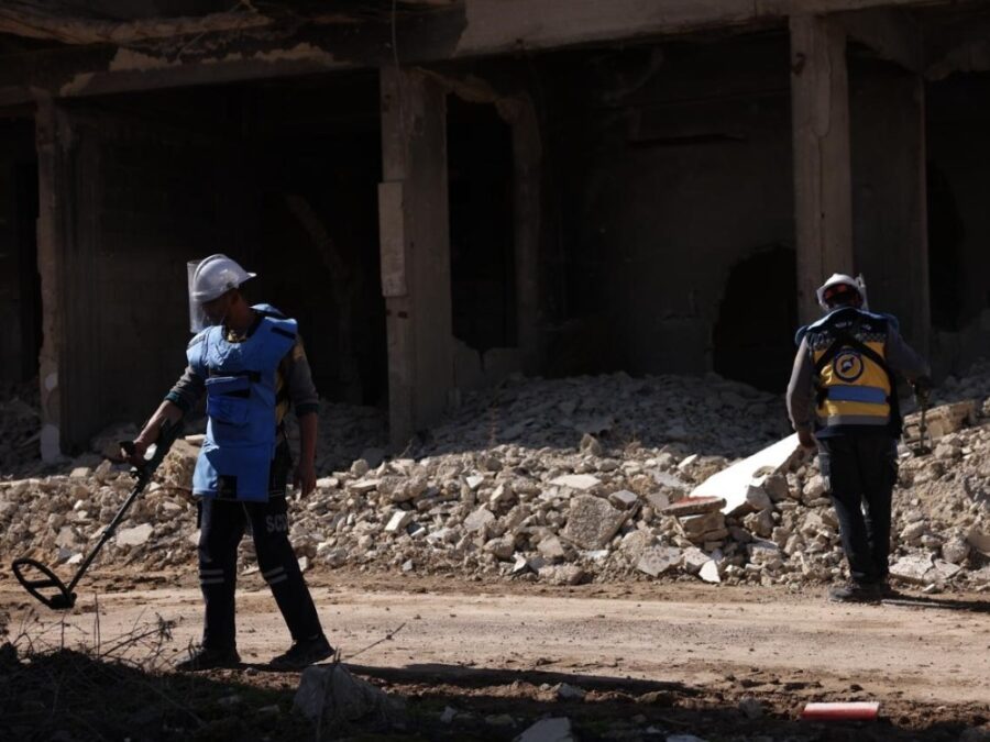 مركز مكافحة الألغام يواصل تطهير حي جوبر من مخلفات الحرب