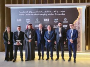 وزير المالية يلتقي فريقاً من إدارة البنك الآسيوي للاستثمار في البنية التحتية