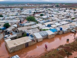 الشبكة السورية لحقوق الإنسان تدعو إلى دعم دولي لمخيمات النازحين المتضررة جراء السيول