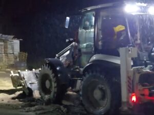 فرق الدفاع المدني تعمل على فتح الطريق الرئيسي بين المخيمات في خربة الجوز