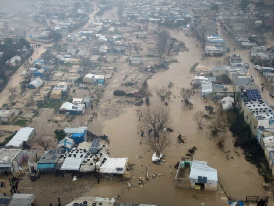 الأمطار تغمر مخيمات خربة الجوز واستجابة حكومية واسعة في إدلب واللاذقية
