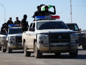 الرقة.. الأمن الداخلي ينظم مسيراً رسمياً في مدينة الطبقة