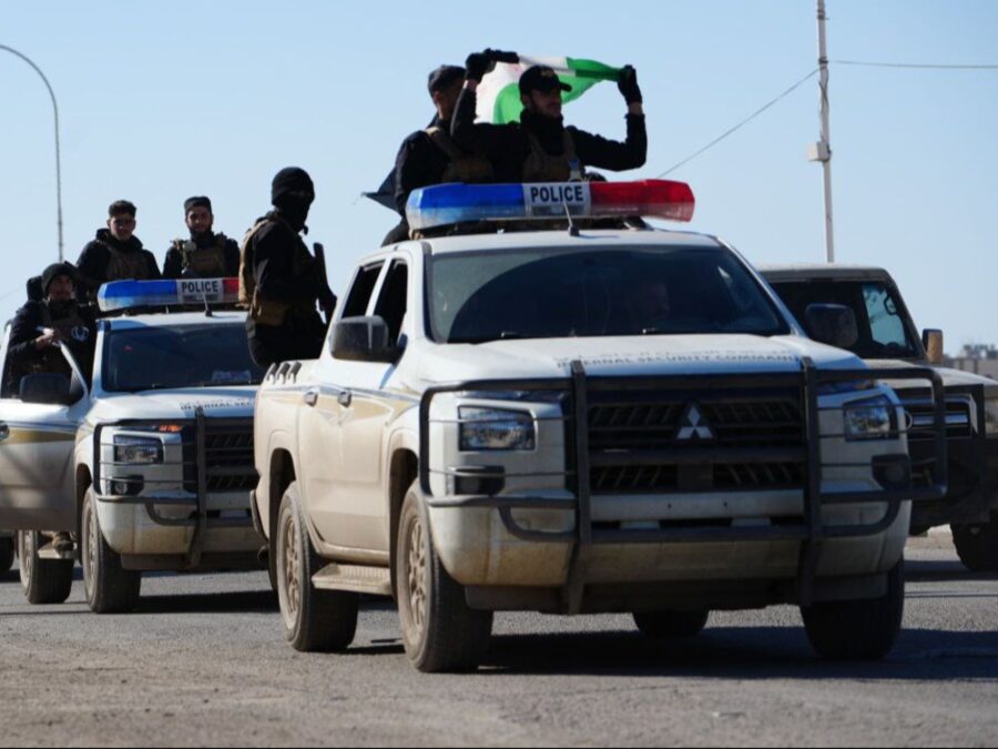 الرقة.. الأمن الداخلي ينظم مسيراً رسمياً في مدينة الطبقة