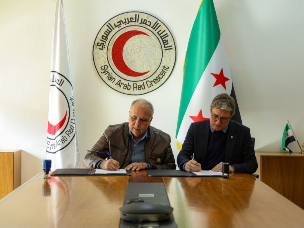 الهلال الأحمر يوقع الاتفاقيات التشغيلية والتعاونية مع الصليب الأحمر لعام 2026