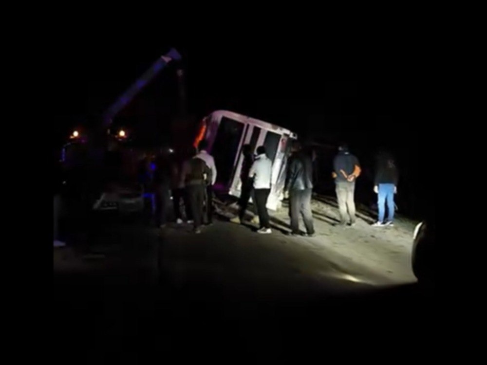 إصابة 6 طلاب جامعيين بانقلاب حافلة ركاب على أوتوستراد دمشق – درعا