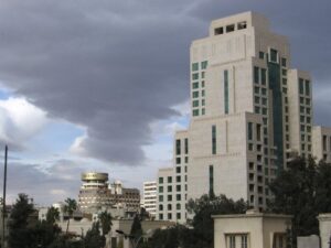 أجواء باردة وهطولات مطرية تستمر حتى مساء الخميس