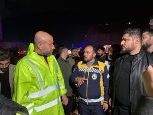 وزير الطوارئ ومحافظ إدلب يتفقدان المخيمات المتضررة جراء السيول في خربة الجوز