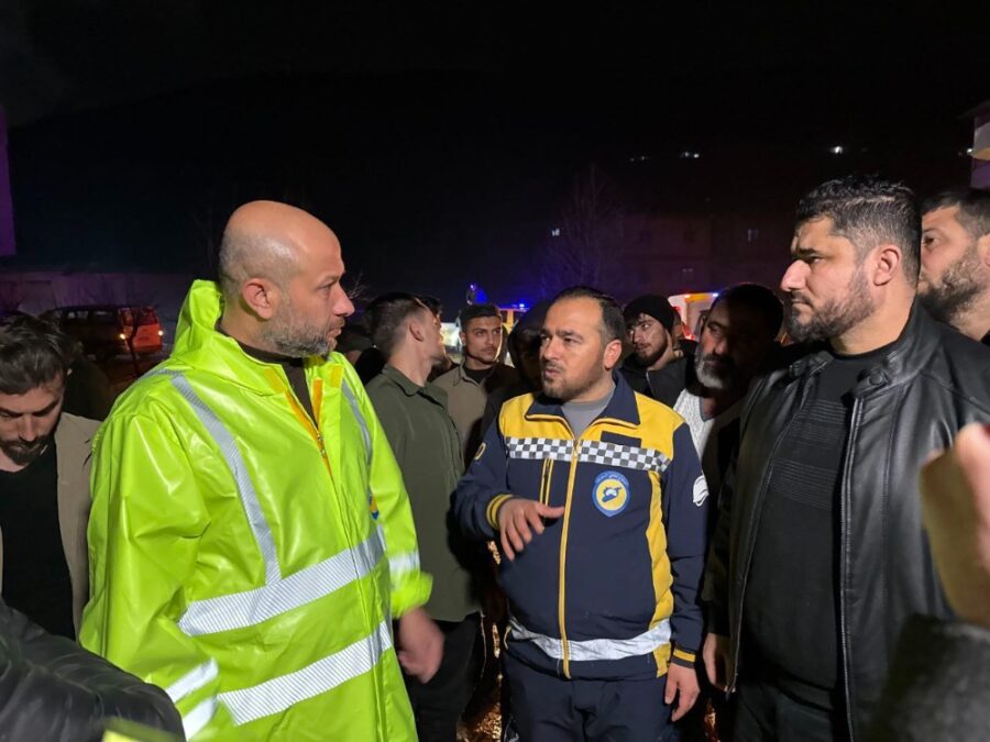 وزير الطوارئ ومحافظ إدلب يتفقدان المخيمات المتضررة جراء السيول في خربة الجوز