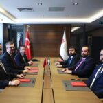 وزير الإعلام يلتقي رئيس دائرة الاتصال التركية لتعزيز التعاون الإعلامي