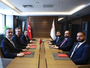 وزير الإعلام يلتقي رئيس دائرة الاتصال التركية لتعزيز التعاون الإعلامي