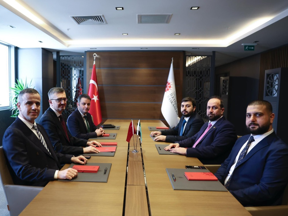 وزير الإعلام يلتقي رئيس دائرة الاتصال التركية لتعزيز التعاون الإعلامي