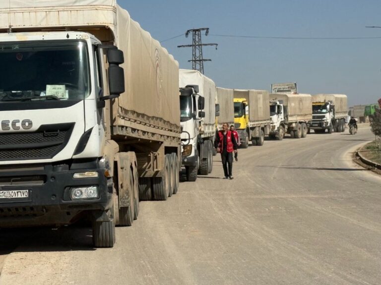 الهلال الأحمر يوزع مساعدات إغاثية لعوائل في مخيم يد العون بريف حلب