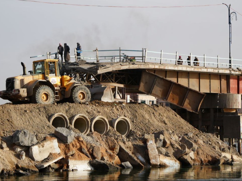محافظة الرقة: جهود مكثفة لإعادة تأهيل جسر المنصور