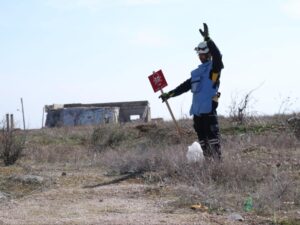 إصابة ثلاثة أطفال بانفجار مخلفات حرب في بلدة كفرنبودة بريف حماة