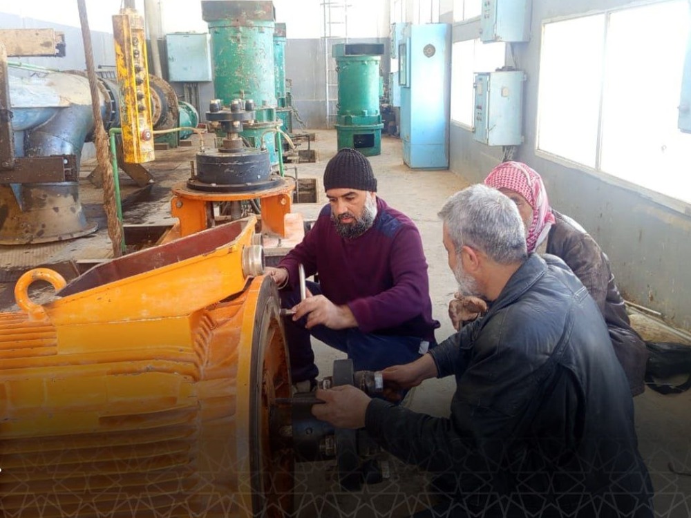 الموارد المائية بالرقة تعيد تأهيل محطات ضخ وتعزّل قنوات الري