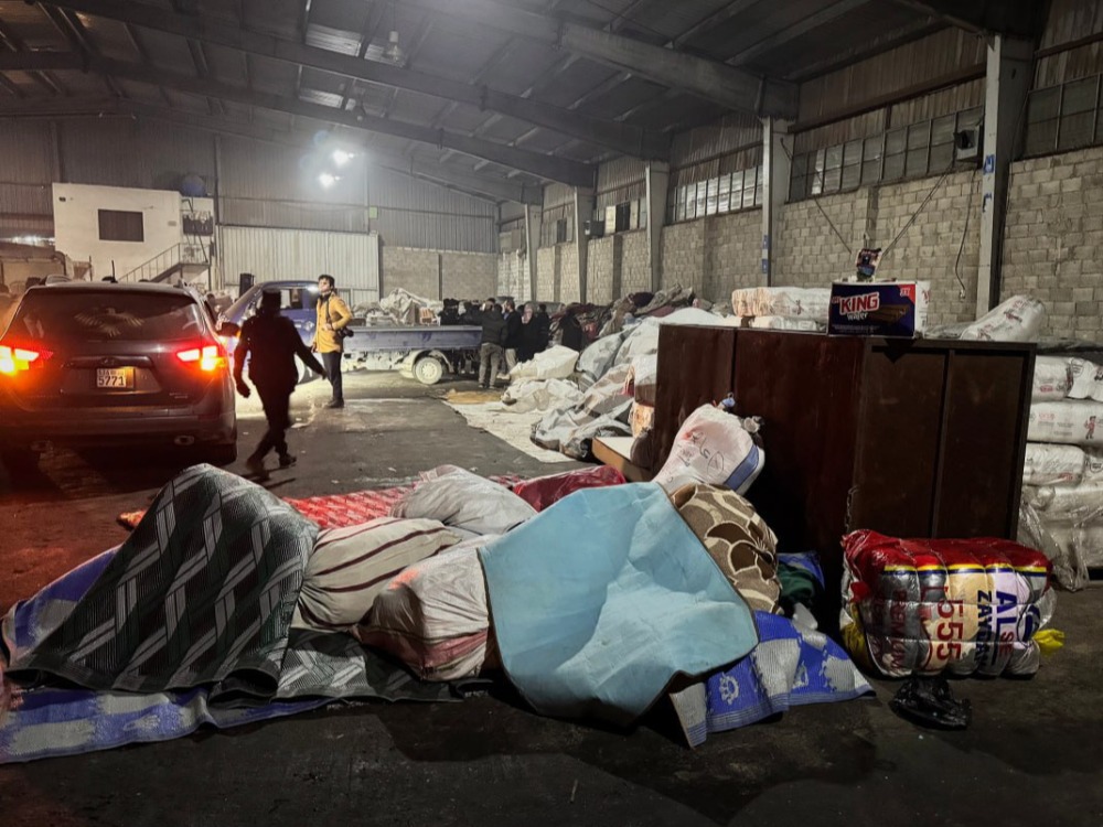 وصول قافلة مساعدات إنسانية مقدّمة من أهالي الرقة إلى الأسر المتضررة في سرمدا