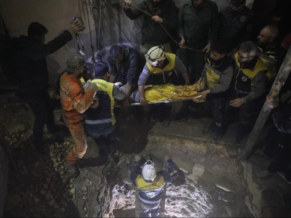 الدفاع المدني ينتشل جثامين أربعة شبان من حفرة عميقة في جبلة