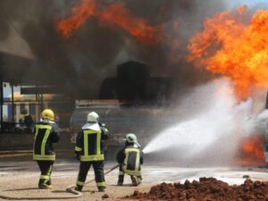 الدفاع المدني يتمكن من إخماد حريق في حقل نفطي بريف دير الزور