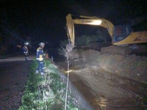 الدفاع المدني يستجيب لعشرات البلاغات ويواصل عمليات فتح الطرقات