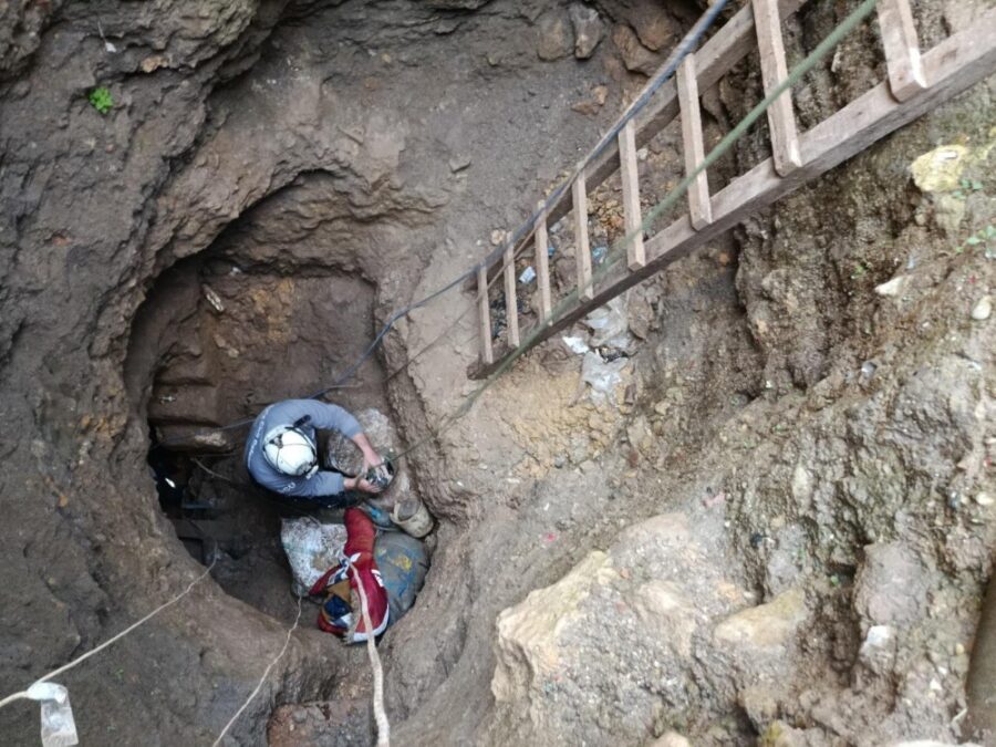 اللاذقية.. الدفاع المدني يجري عمليات بحث وإنقاذ لعالقين في حفرة بمدينة جبلة