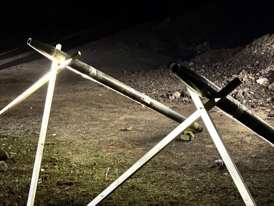 الداخلية تضبط صواريخ مجهزة لتنفيذ اعتداءات إجرامية في مناطق مأهولة بالسكان ضبطت وحدات وزارة الداخلية، صواريخ من نوع (غراد) ومنصّات إطلاق بحوزة باقي أفراد الخلية الإرهابية المتورطة في تنفيذ عدة اعتداءات، وذلك خلال عملية أمنية نفّذتها بالتعاون مع جهاز الاستخبارات العامة. وأوضحت وزارة الداخلية عبر معرفاتها الرسمية اليوم 10 شباط، أن الصواريخ المضبوطة كانت قيد التحضير للإطلاق ومُعدّة لتنفيذ اعتداءات إجرامية في مناطق مأهولة بالسكان. وأضافت الوزارة أن جميع المضبوطات تمت مصادرتها قبل الشروع في استخدامها، كما تم إحباط المخطط الإجرامي بشكل كامل. وألقت الجهات المعنية القبض على كل من فياض أحمد ذياب ونجله عاطف، المتورطان في التخطيط وتنفيذ اعتداءات إرهابية، والتحضير لإطلاق صواريخ لاستهداف مناطق مأهولة بالسكان، وذلك قبل أن تحبط الأجهزة الأمنية المخطط الإرهابي قبل تنفيذه. وأُحيل المتورطان إلى الجهات المختصة لاستكمال التحقيقات واتخاذ الإجراءات القانونية اللازمة بحقهما. وأعلنت وزارة الداخلية اليوم، تفكيك خلية إرهابية متورطة في الاعتداءات التي استهدفت منطقة المِزّة ومطارها العسكري.