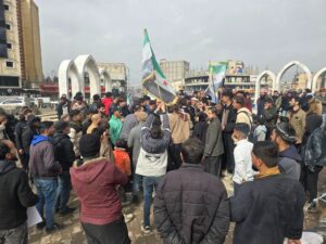 وقفة احتجاجية لأبناء قرى في تل أبيض تنديداً بانتهاكات قسد