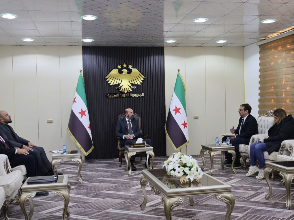 محافظ الرقة يبحث مع مفوضية اللاجئين خطة الاستجابة الإنسانية للعائدين من لبنان