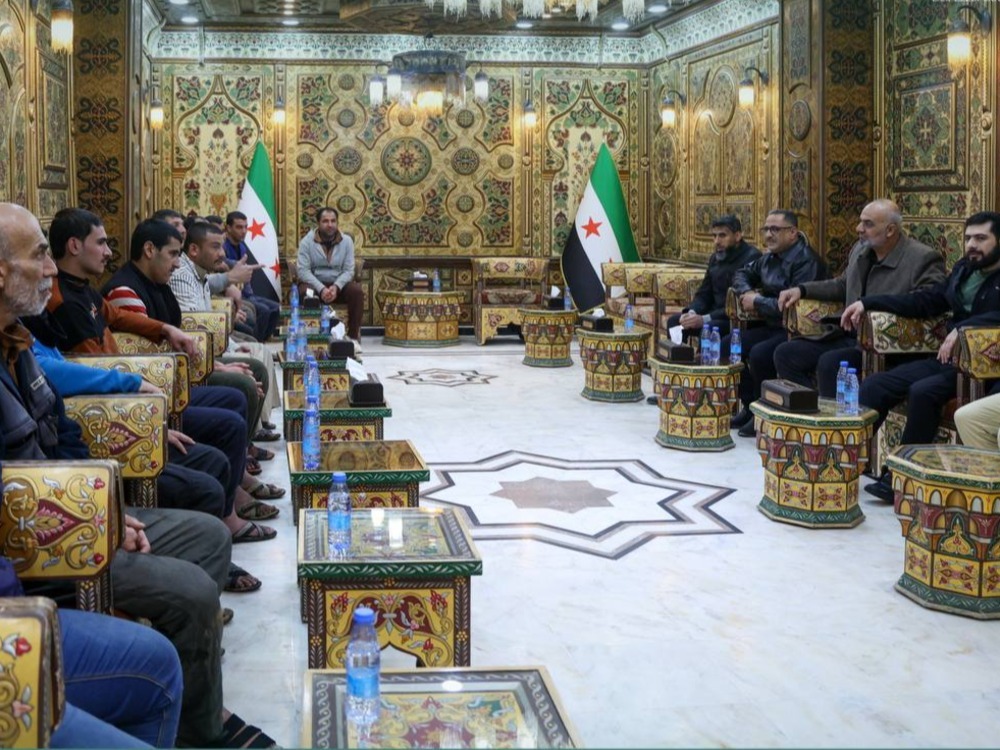 وصول دفعة من أبناء دير الزور المفرج عنهم من سجون "قسد" إلى مبنى المحافظة