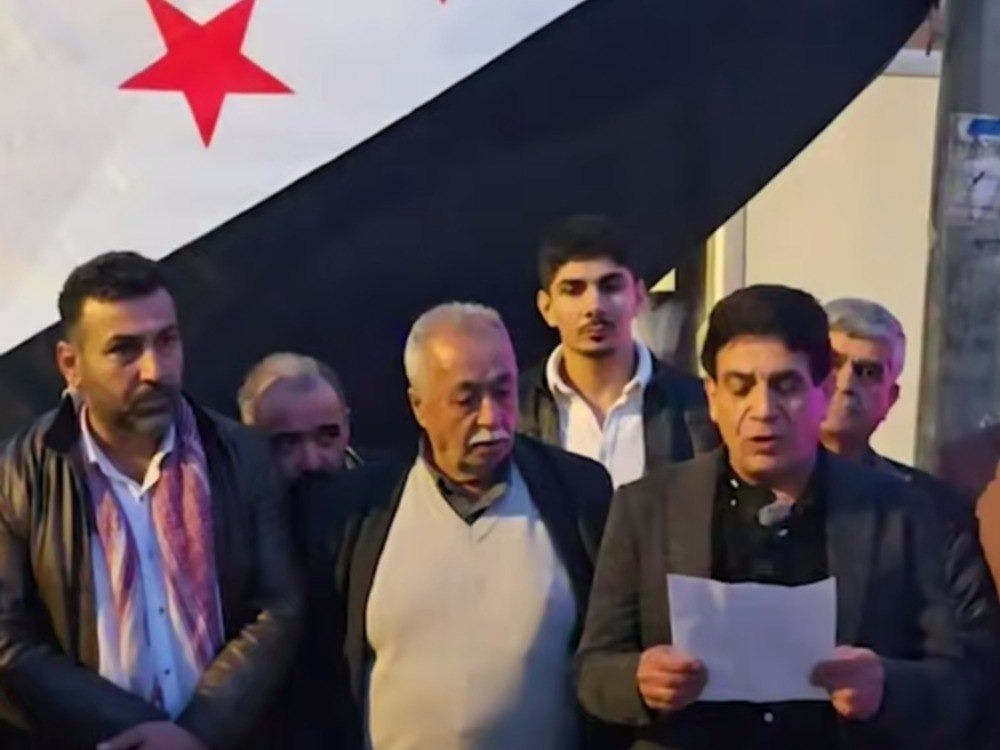 وجهاء عفرين يستنكرون حادثة إنزال العلم الوطني ويدعون لضبط النفس