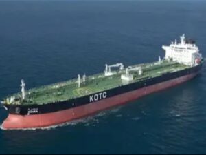 إيران تستهدف ناقلة نفط كويتية في ميناء دبي