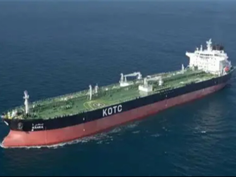 إيران تستهدف ناقلة نفط كويتية في ميناء دبي