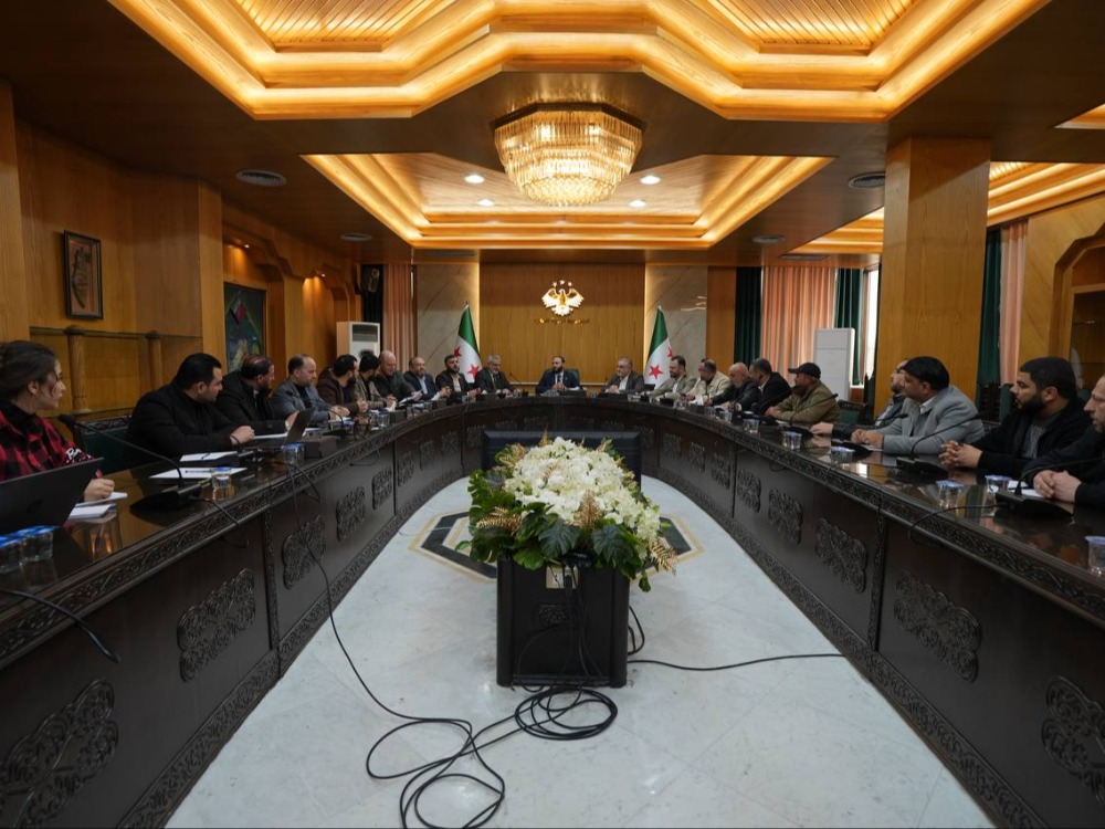 محافظ حلب يبحث آلية ضبط مخالفات التموين وتنظيم الأسواق