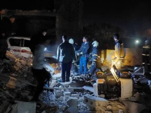 الدفاع المدني: مقتل طفل وإصابة مدنيين بانفجار مخلفات حرب في الأتارب