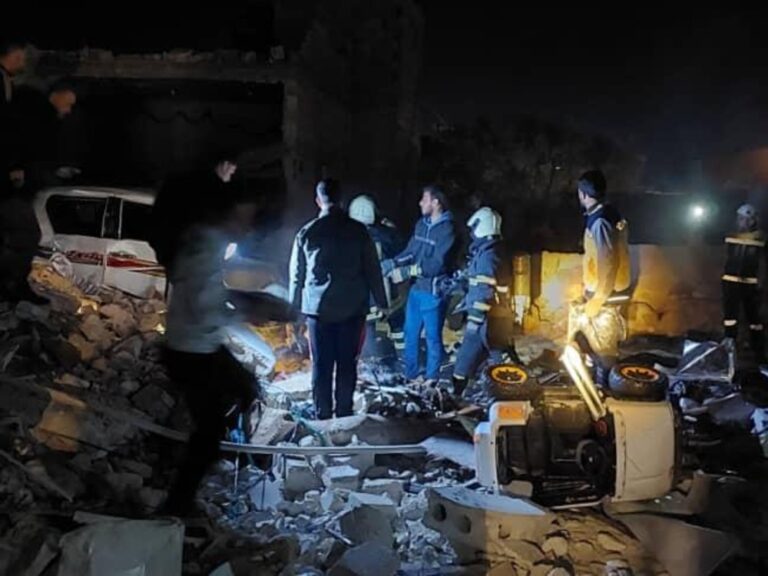 الدفاع المدني: مقتل طفل وإصابة مدنيين بانفجار مخلفات حرب في الأتارب