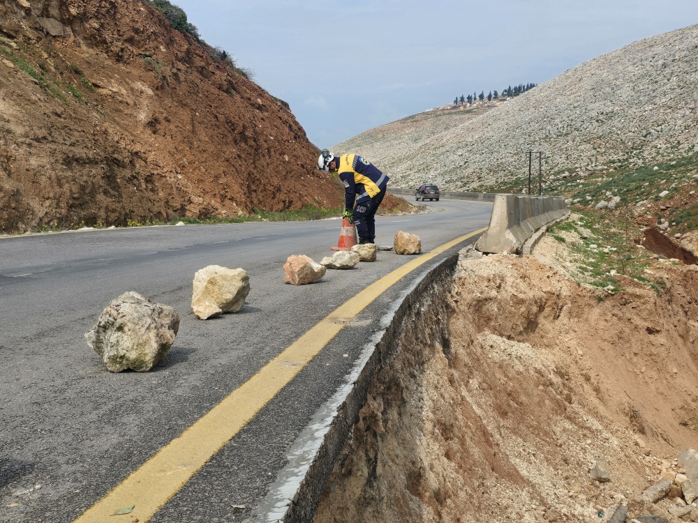 بفعل الأمطار.. انهيار جزئي في طريق حيوي بمنطقة حارم بريف إدلب