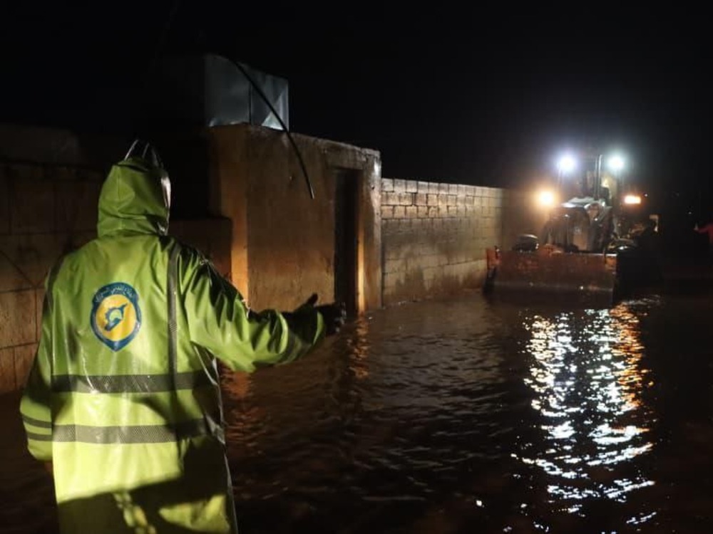 فرق الدفاع المدني تواصل الاستجابة للمنخفض الجوي في مخيمات إدلب