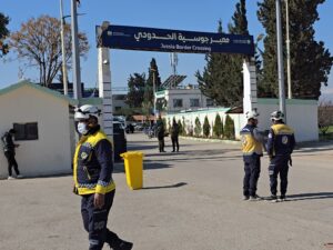 الدفاع المدني ينتشر في منفذ جوسية لتقديم المساعدة للمواطنين العائدين من لبنان