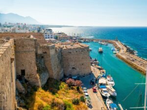 لماذا تعرضت قبرص لقصف إيراني متكرر؟ وما أهمية الجزيرة بالنسبة للاتحاد الأوروبي؟