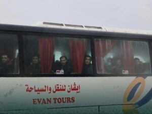 بجهود الفريق الرئاسي.. الإفراج عن 300 معتقل من سجون قسد ووصولهم إلى ريف الحسكة